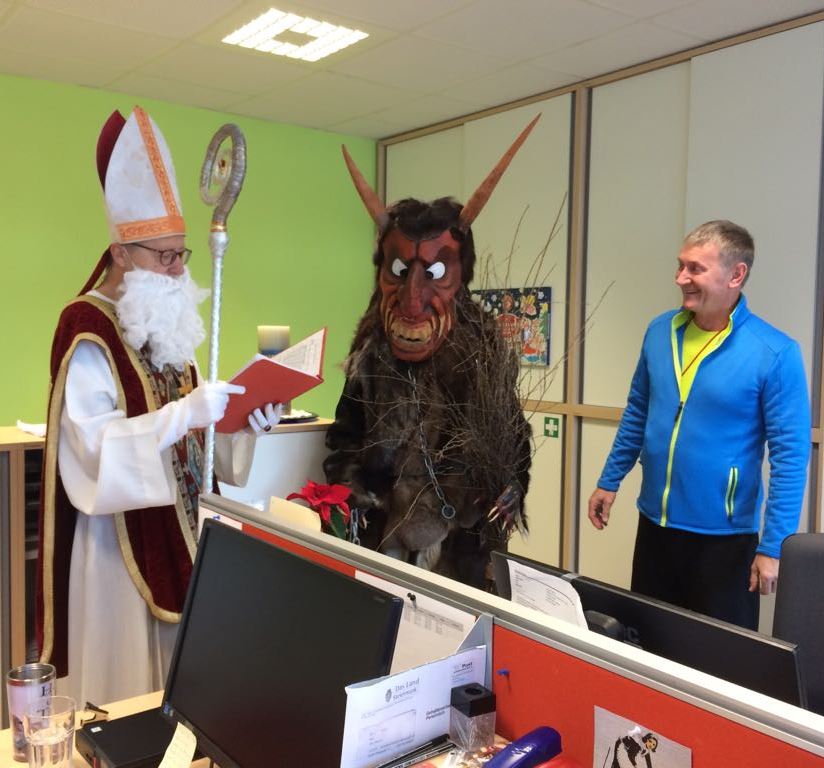 Nikolaus und Krampus an der Schule Verwaltung Land